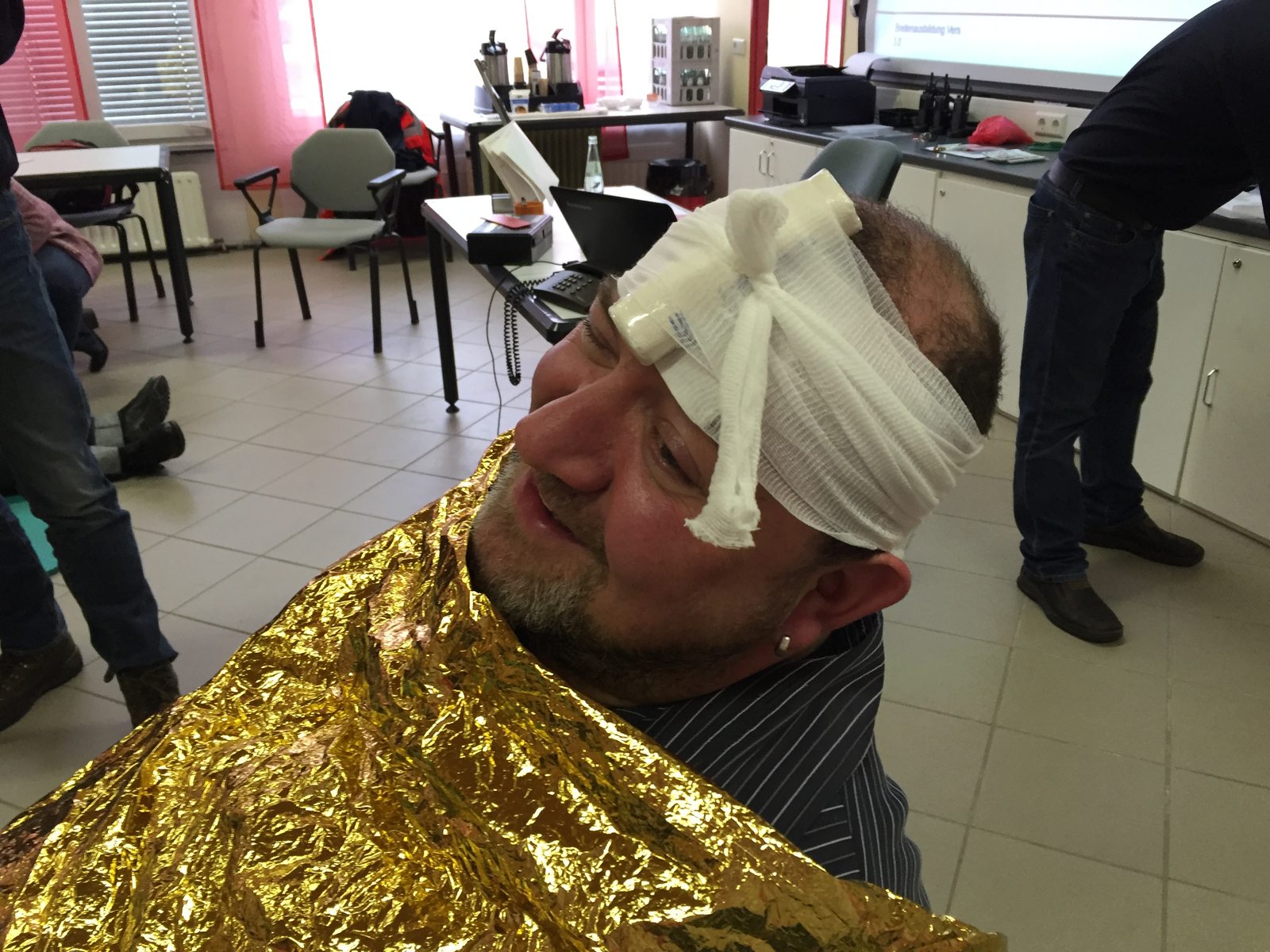 Übung mit Verband und Rettungsdecke