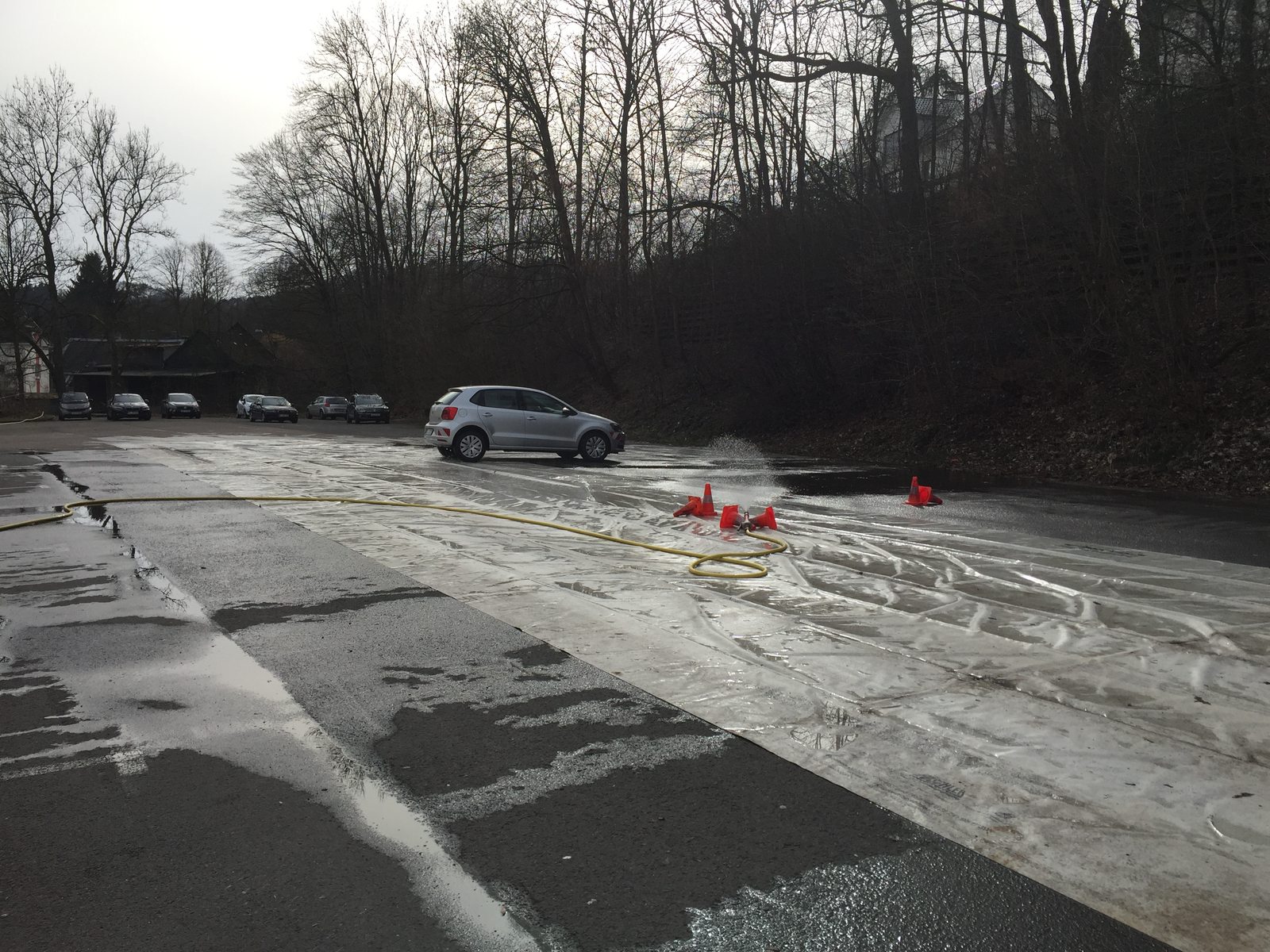 Fahrzeug während des Fahrsicherheitstrainings