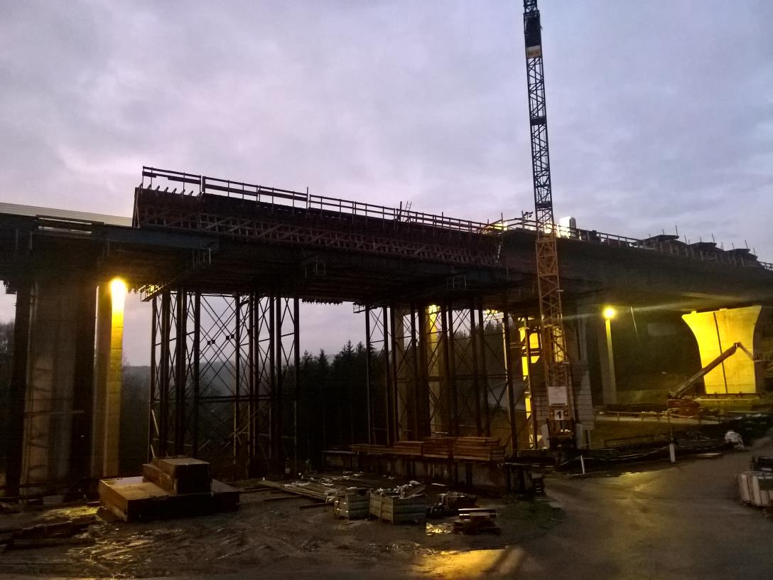 Talbrückenbau an der BAB 45 bei fortgeschrittenem Bauzustand