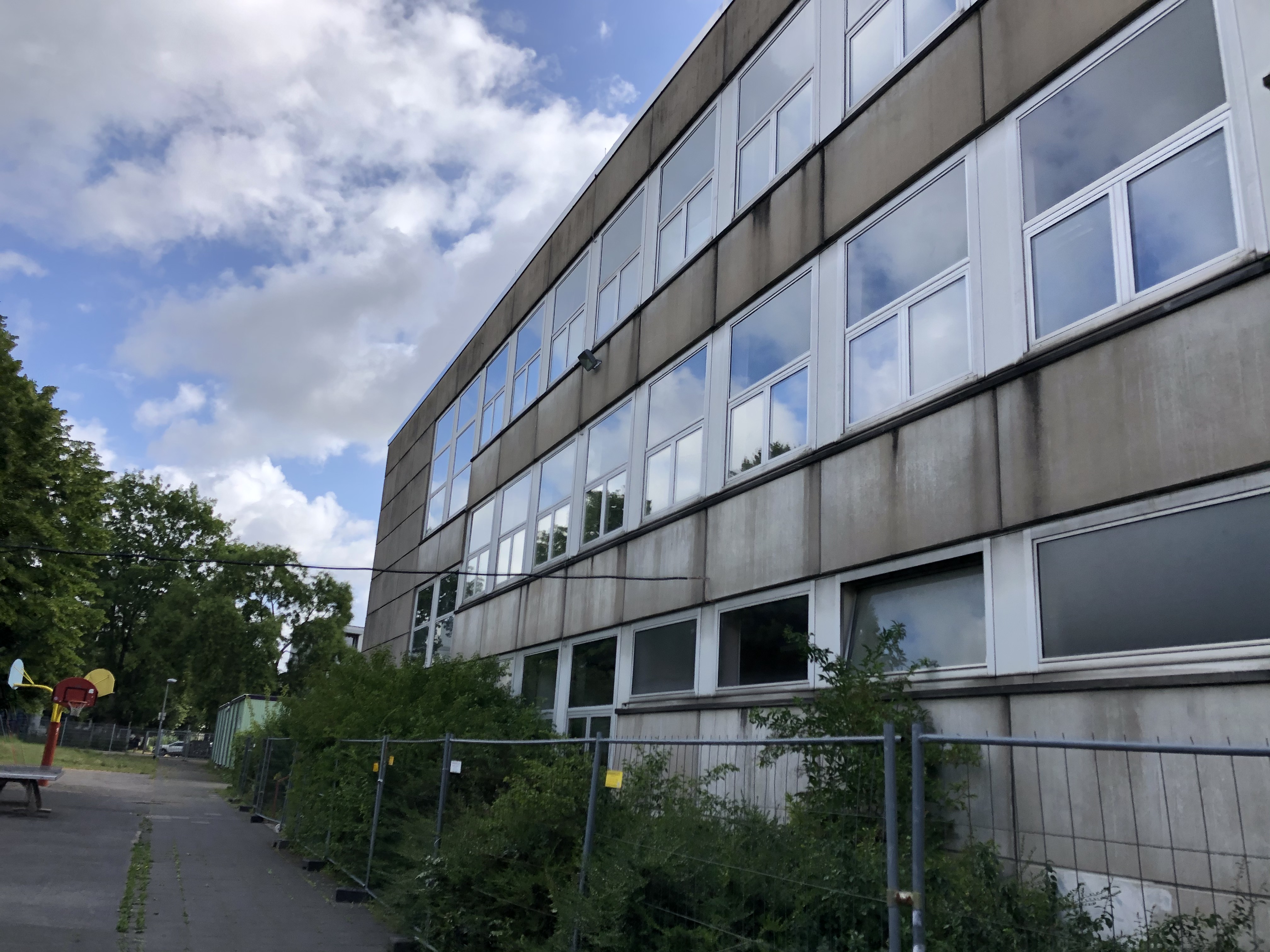 Ehemalige Schule in Brühl vor Schadstoffsanierung und Abbruch